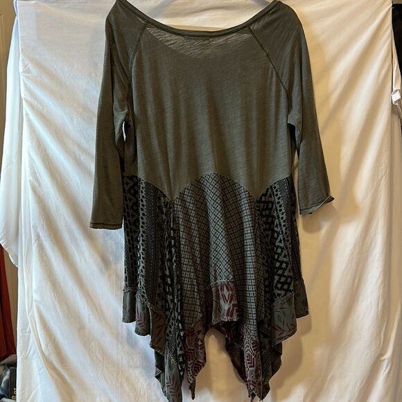 Indigo Trade Co. “greige”swing top w/shark bite hem - Picture 4 of 5